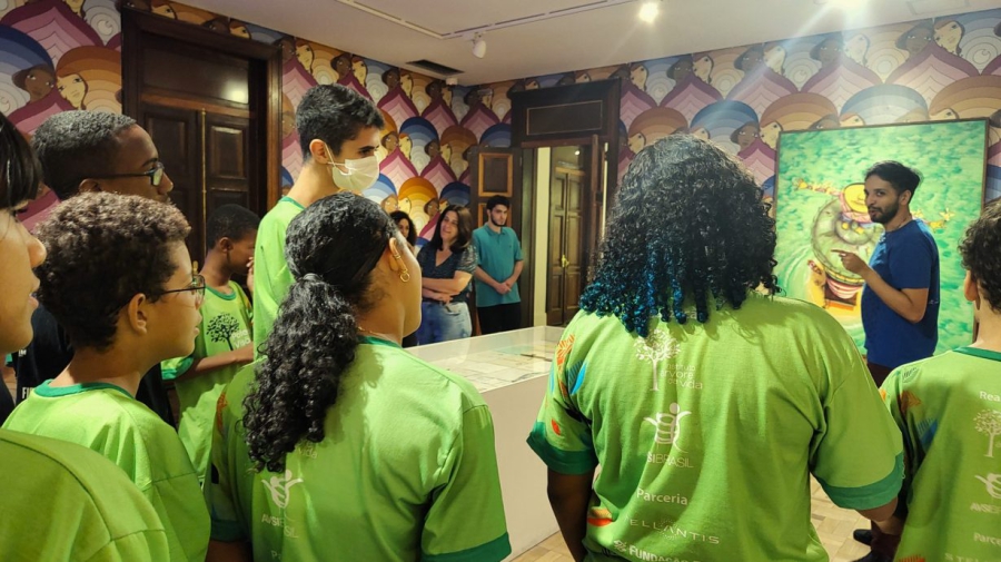 Educandos do projeto social Árvore da Vida visitam exposição OSGEMEOS em BH