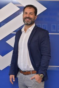 Imagem do Presidente da Fundação Banco do Brasil, com o grafema do Banco do Brasil no fundo.