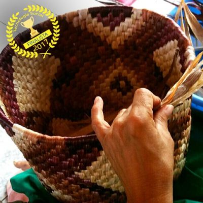 Mulheres usam criatividade na fabricação de artesanato com palha de milho