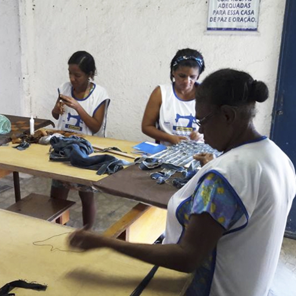Customização de roupas gera emprego e renda para mulheres em Olinda (PE)