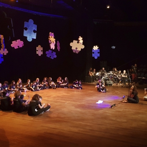Crianças e jovens autistas do DF apresentam espetáculo musical